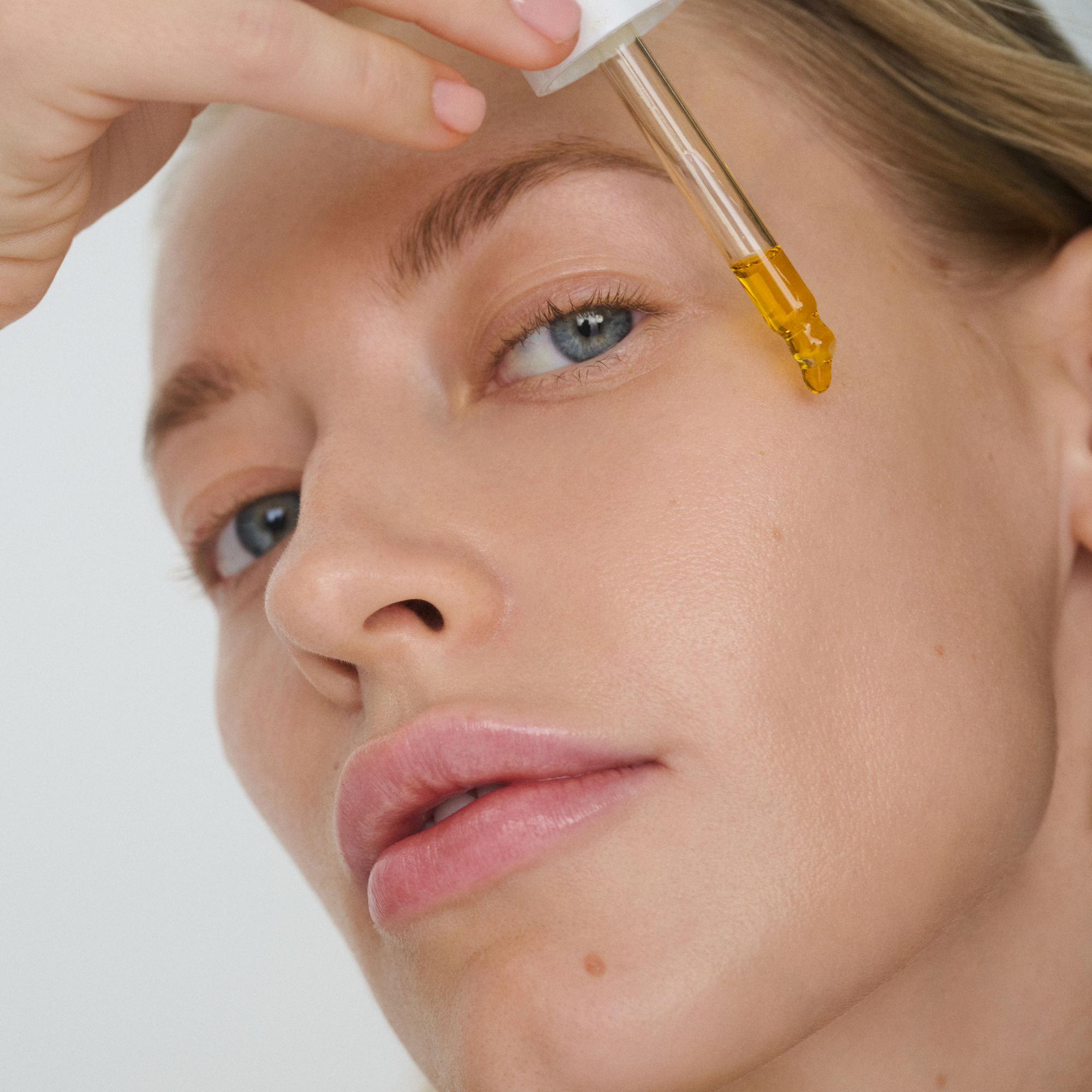 Aplikace pleťového oleje RMS Beauty Kakadu Beauty Oil